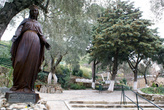 Еще одна статуя Девы Марии на пути к церкви