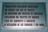Туалет — бесплатный. Написано на многих языках, но не на русском