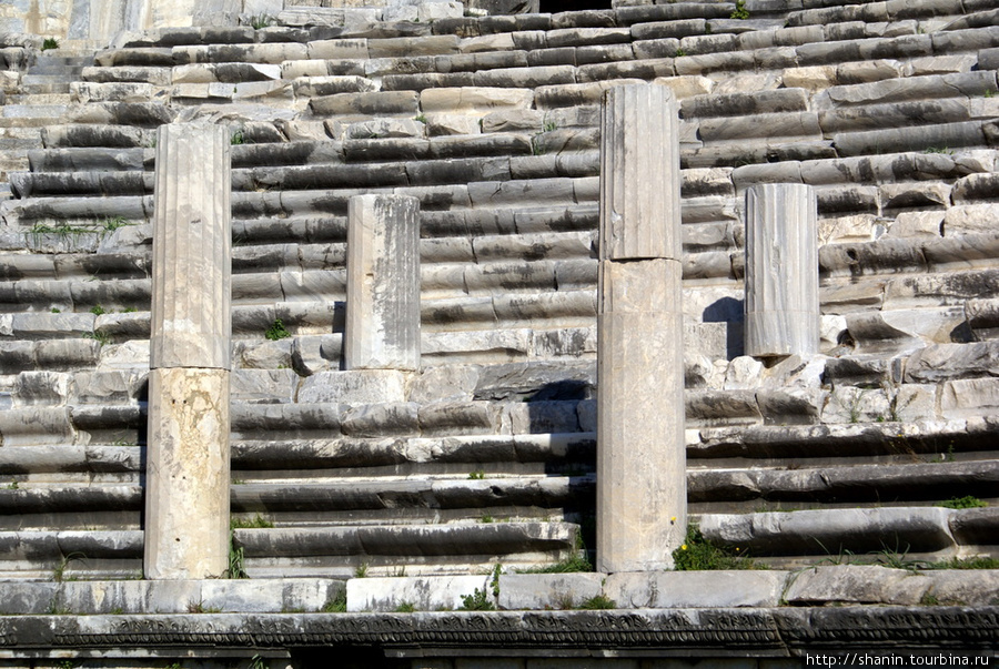 Колонны и зрительские ряды в амфитеатре Милета Дидим, Турция