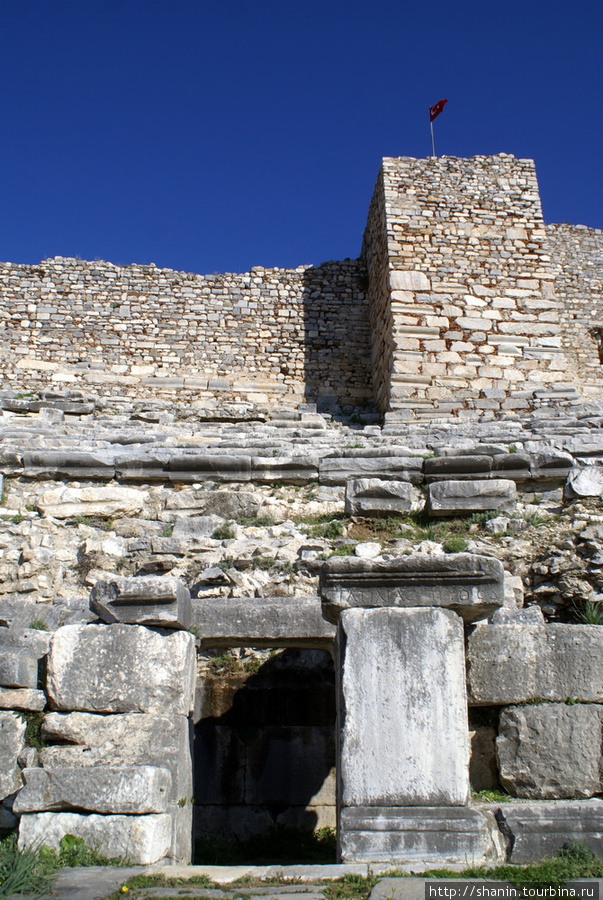 Крепость над амфитеатром Дидим, Турция