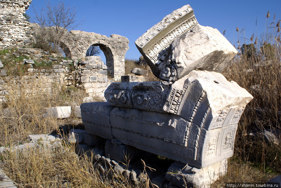 Обломки и акведук в МИлете Дидим, Турция