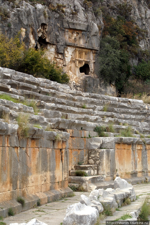 Ликийская гробница и амфитеатр в Мире