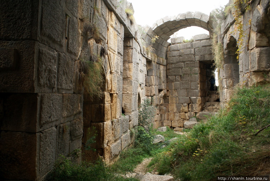 Руины амфитеатра в Мире Демре, Турция