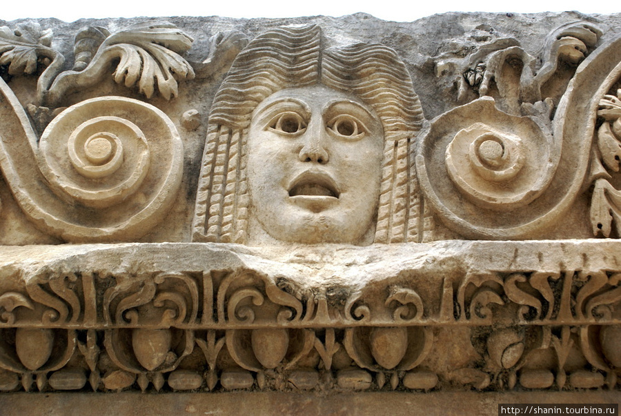 Каменная театральная маска Демре, Турция