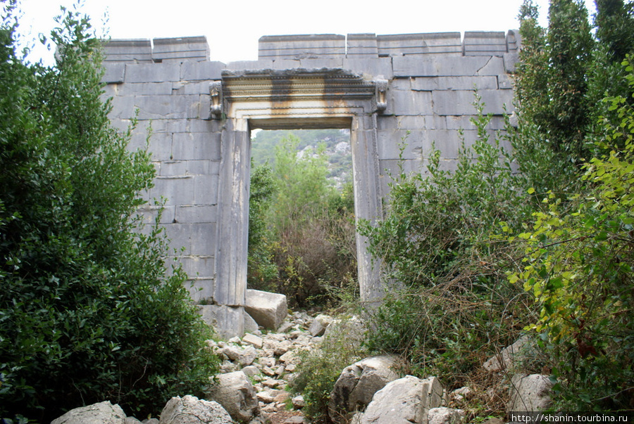 Руины храма в Олимпе Чиралы, Турция