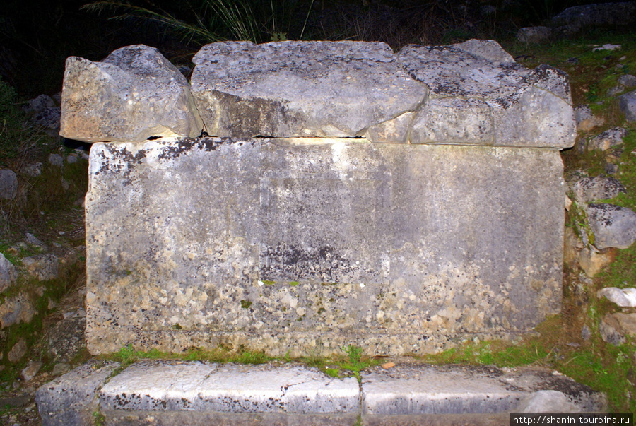 Гробница в Олимпе Чиралы, Турция