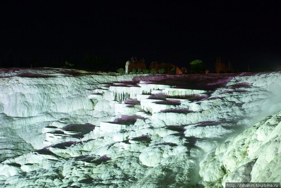 Ночью в Памуккале на травертинах Памуккале (Иерополь античный город), Турция