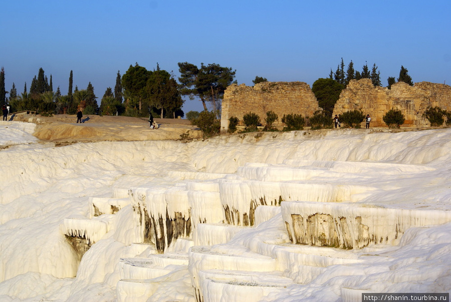Травертиновые образования и руины Иераполиса Памуккале (Иерополь античный город), Турция