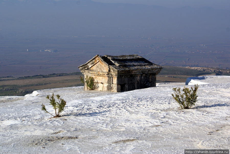 Гробница на травертиновых образованиях Памуккале (Иерополь античный город), Турция