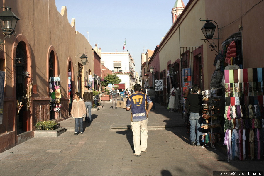 Пешеходная улочка в центре Сантьяго-де-Керетаро, Мексика