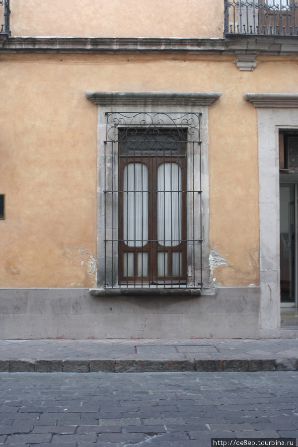Классический вид стены и окна в центре Керетаро Сантьяго-де-Керетаро, Мексика