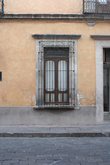 Классический вид стены и окна в центре Керетаро