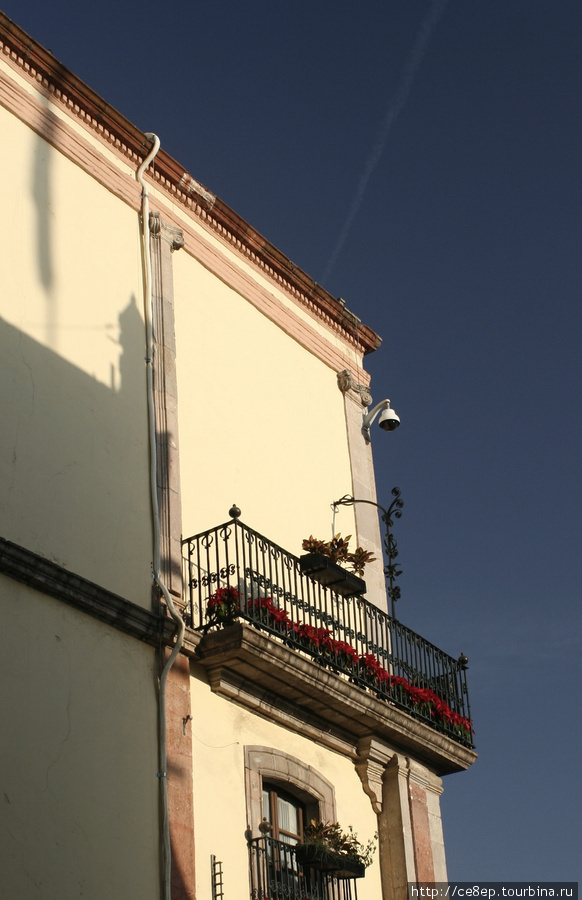 Балкон есть, а окна нету. Сантьяго-де-Керетаро, Мексика