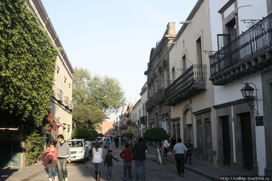 Улицы прямые и узкие, причем их ширина везде практически одинакова Сантьяго-де-Керетаро, Мексика
