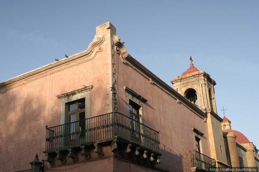 Довольно часто балконы строят прямо на углу дома — очень удобно — можно заглянуть что же происходит за углом Сантьяго-де-Керетаро, Мексика