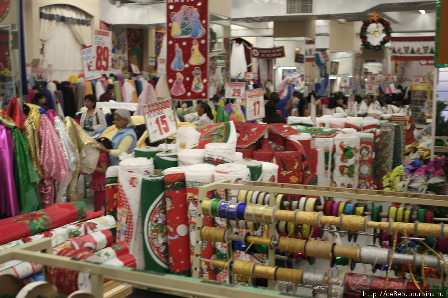 Многие магазины перед рождеством и новым годом переориентировались на торговлю всякой подобной атрибутикой Сантьяго-де-Керетаро, Мексика