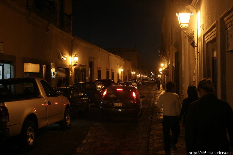 Ночью Керетаро преображается. И с толком сделанная подстветка подчеркивает те детали, которые трудно заметить днем Сантьяго-де-Керетаро, Мексика