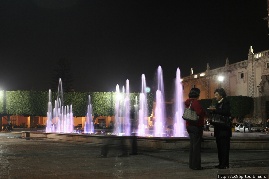 Музыкальный фонтан очень красив ночью Сантьяго-де-Керетаро, Мексика