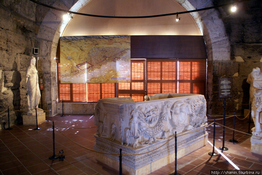 В зале Археологического музея Иераполиса Памуккале (Иерополь античный город), Турция