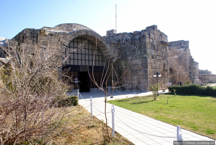 Вход в Археологический музей Иераполиса Памуккале (Иерополь античный город), Турция