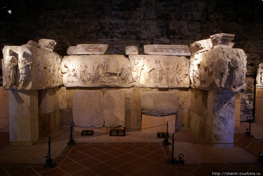 В зале Археологического музея Иераполиса Памуккале (Иерополь античный город), Турция