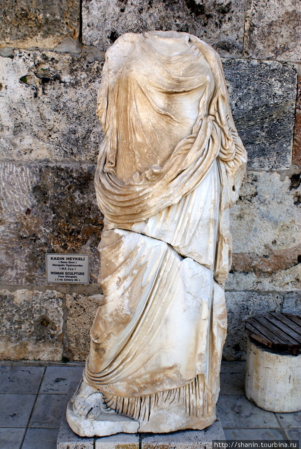 Античная статуя без головы Памуккале (Иерополь античный город), Турция