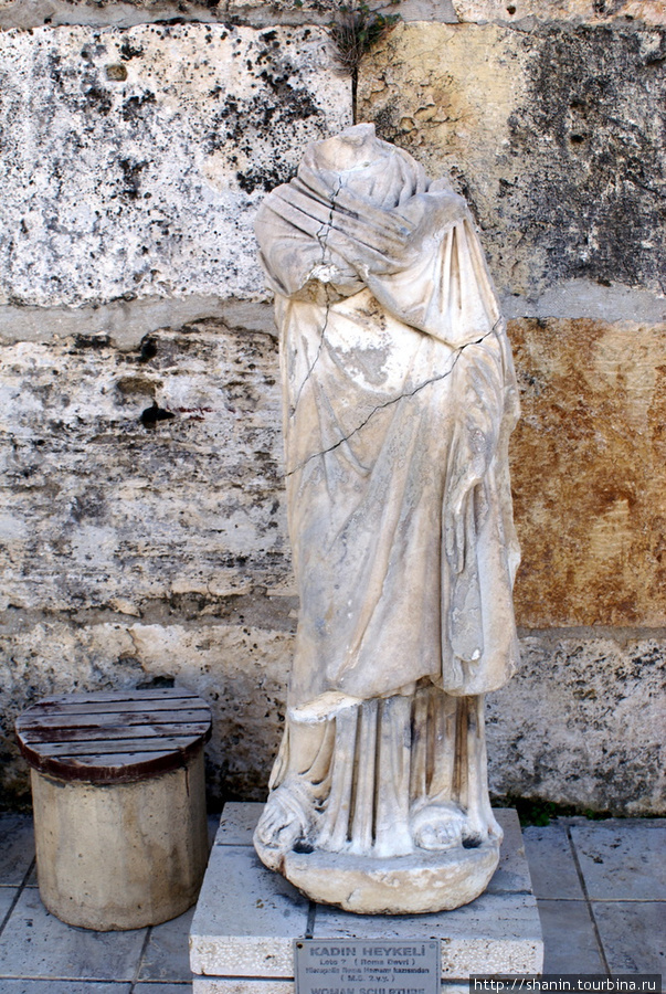 Античная статуя Памуккале (Иерополь античный город), Турция