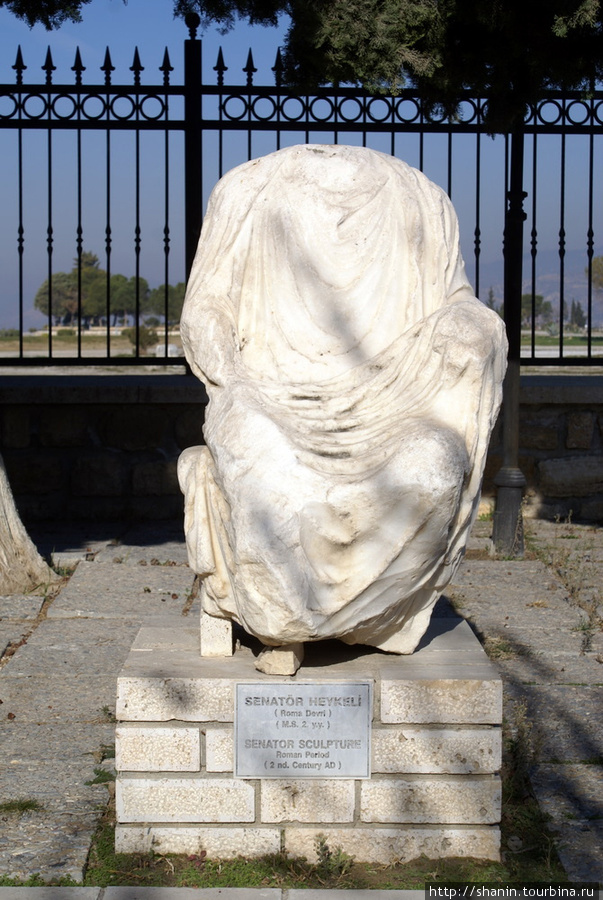 Античная статуя во дворе Археологического музея Памуккале (Иерополь античный город), Турция