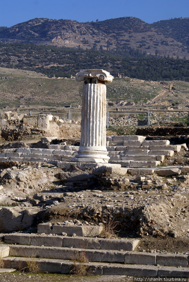 Одинокая колонна в Иераполисе Памуккале (Иерополь античный город), Турция