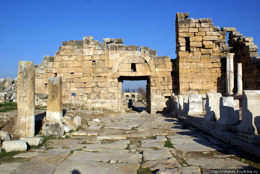 У ворот Иераполиса Памуккале (Иерополь античный город), Турция