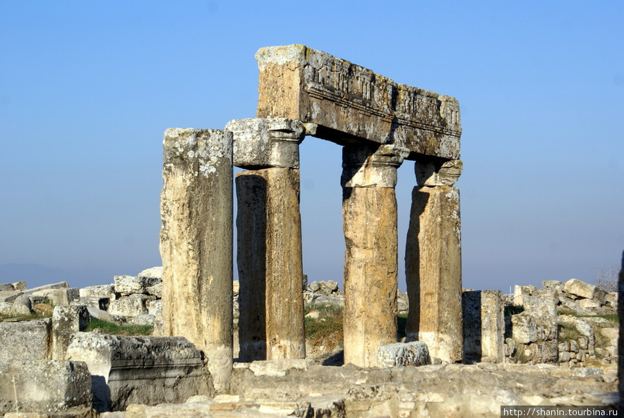 Колонны Иераполиса Памуккале (Иерополь античный город), Турция