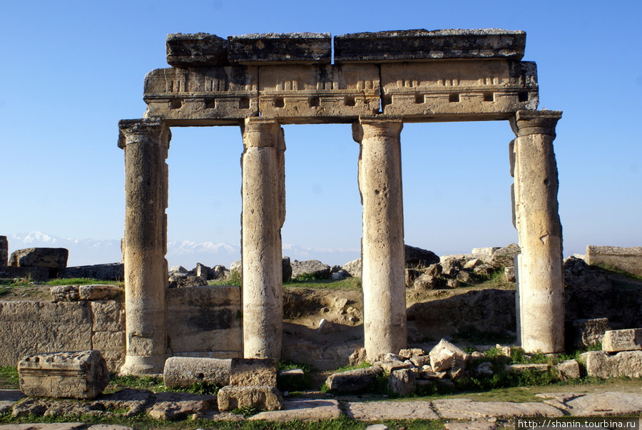 Колонны Памуккале (Иерополь античный город), Турция