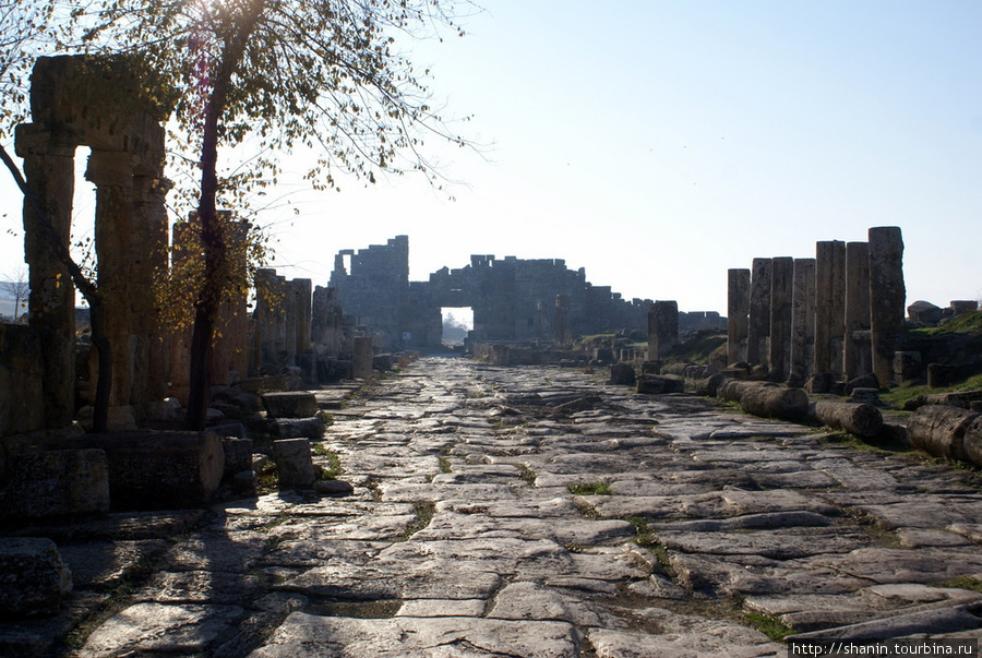 Главная улица Иераполиса Памуккале (Иерополь античный город), Турция