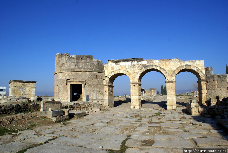 Башня и ворота Иераполиса Памуккале (Иерополь античный город), Турция