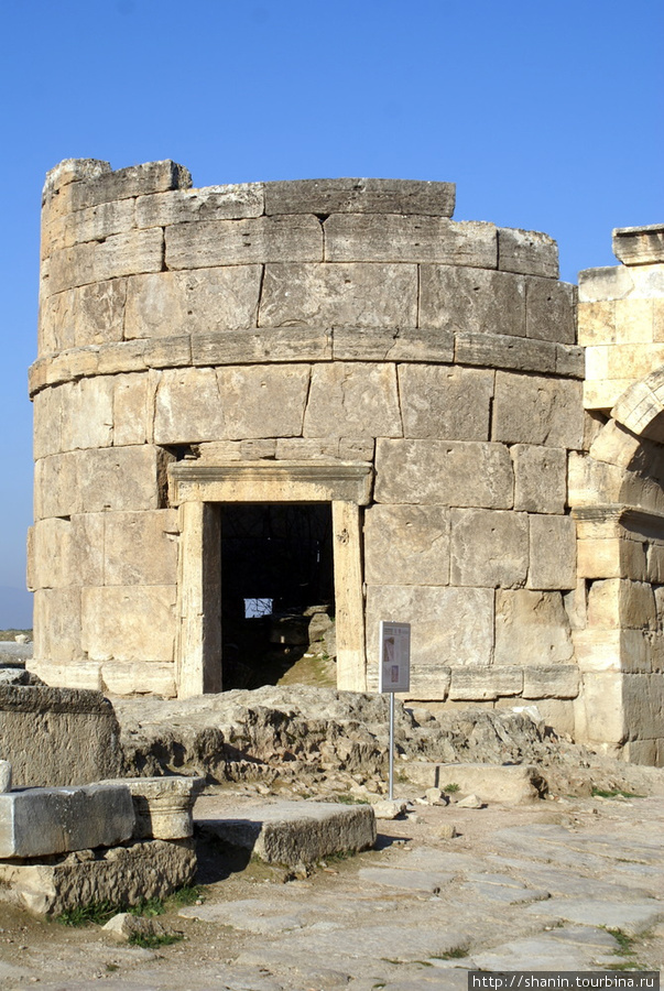 Башня у ворот Иераполиса Памуккале (Иерополь античный город), Турция