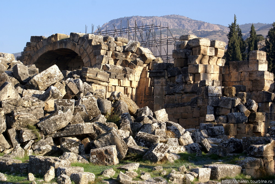 Руины базилики в Иераполисе Памуккале (Иерополь античный город), Турция