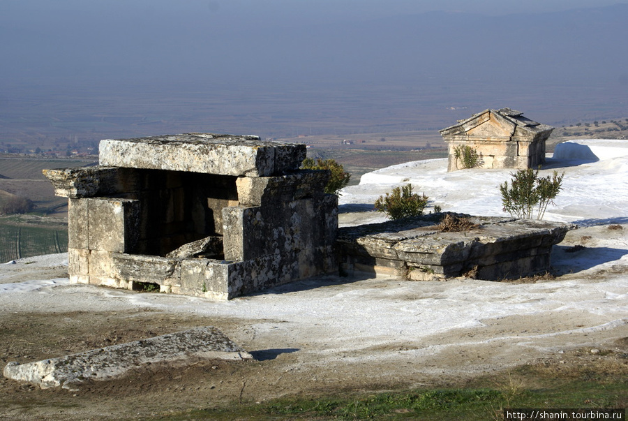 Гробницы в некрополе Иераполиса Памуккале (Иерополь античный город), Турция