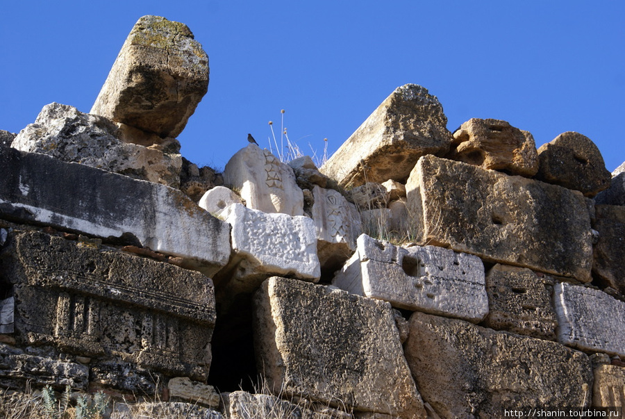 Кусок стены Памуккале (Иерополь античный город), Турция