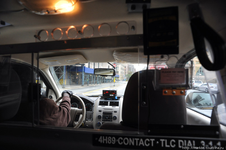 в такси классика афроамериканец спрятанный под стеклом Нью-Йорк, CША