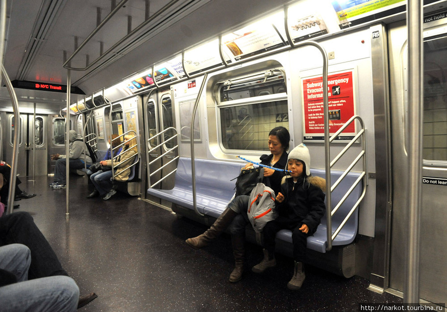 Всего несколько лет, как очистили метро от графити и преступности, поменяли поезда, теперь можно ещдить спокойно Нью-Йорк, CША