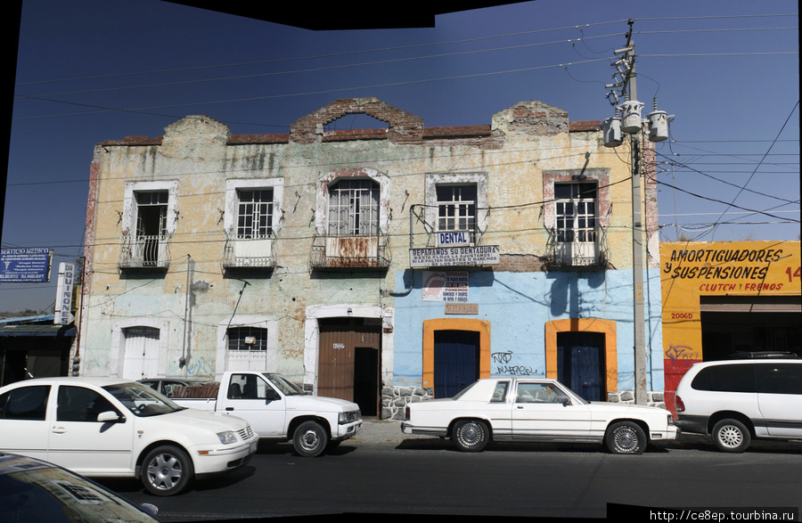 Среднестатистический дом Пуэблы выглядит именно так — немного покрашен, немного подразбит, но на первом этаже жить можно, а второй рано или поздно тоже кто-нибудь займет. Пуэбла, Мексика