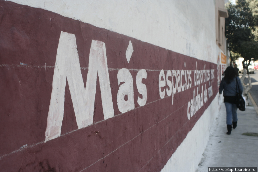 Рекламу, которую пишут прямо на стенах рисуют под линеечку Пуэбла, Мексика