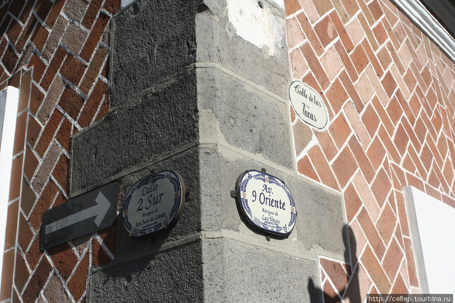 С табличками гласящими названия улиц в Пуэбле (да и в остальной Мексике) беда, кроме центральной части города. Здесь кроме новых табличек можно увидеть еще и старые. Пуэбла, Мексика