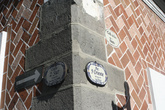 С табличками гласящими названия улиц в Пуэбле (да и в остальной Мексике) беда, кроме центральной части города. Здесь кроме новых табличек можно увидеть еще и старые.