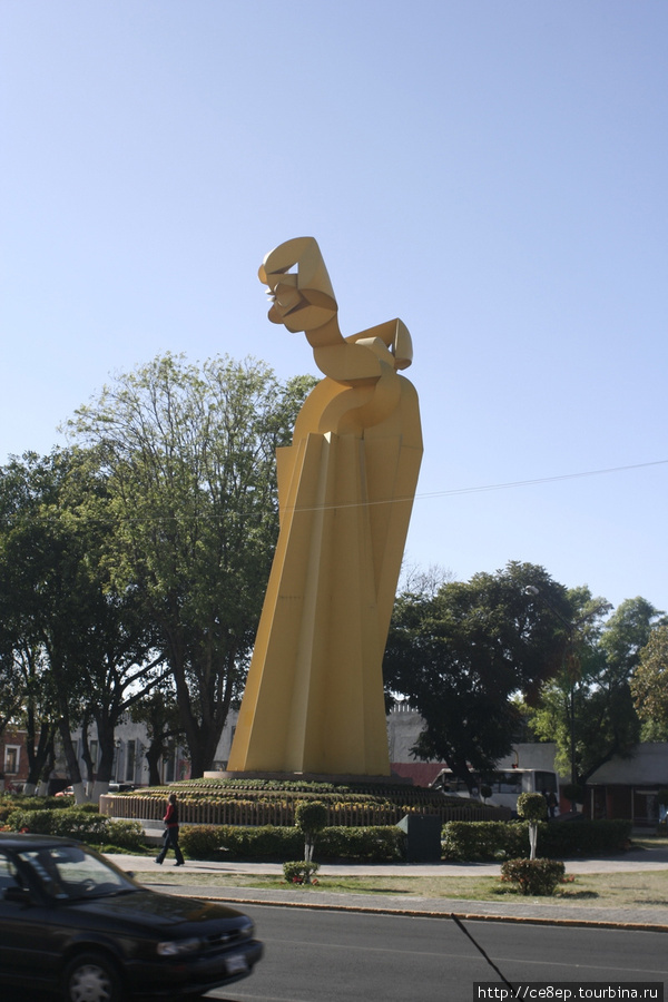 Загадочный мексиканский памятник. Наверно символизирует как тяжело прогибает жизнь простого мексиканца. Пуэбла, Мексика