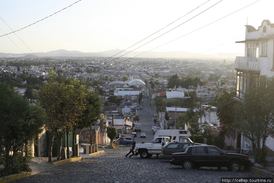 Тяжело парковаться заезжая в такую горку, приходится даже женщинам помогать — подталкивать машину сзади Пуэбла, Мексика