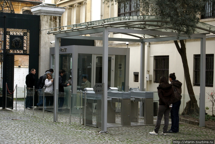 Турникеты на входе в Археологический музей Стамбул, Турция