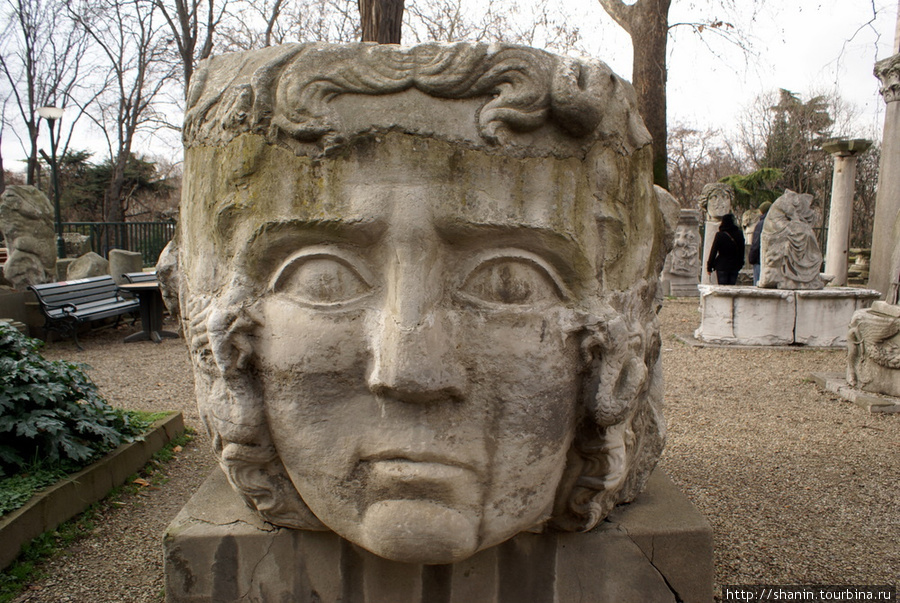 Каменная голова во дворе Археологического музея Стамбул, Турция
