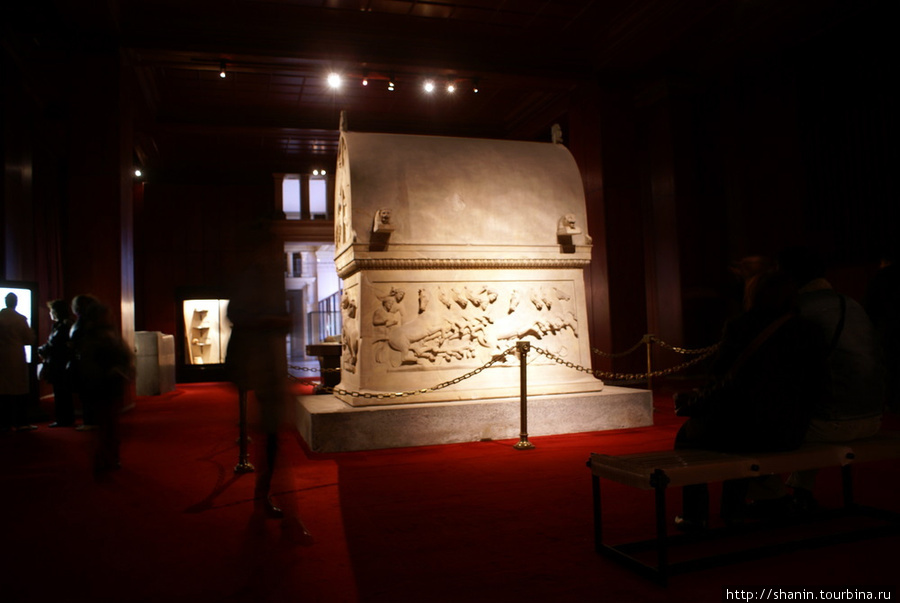 Саркофаг Александра Македонского в Археологическом музее Стамбул, Турция