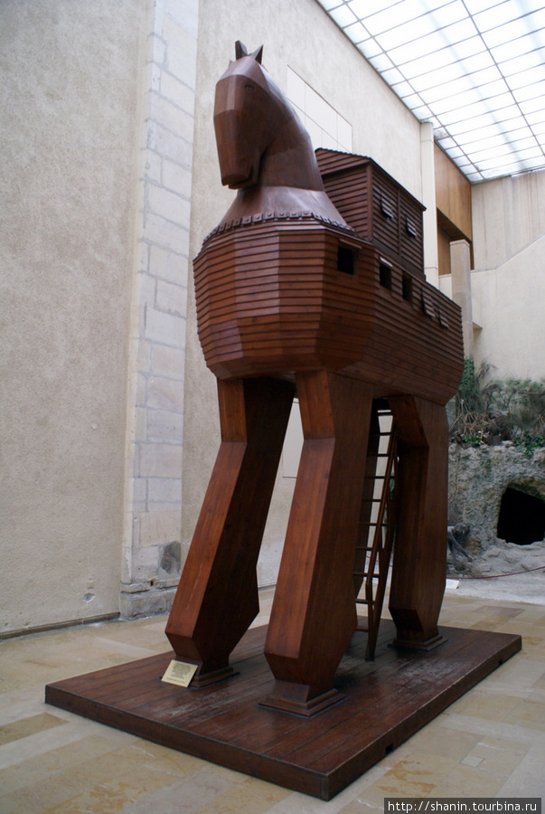Копия Троянского коня в Археологическом музее Стамбула Стамбул, Турция